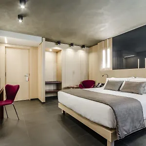 4* מלון Metropolis